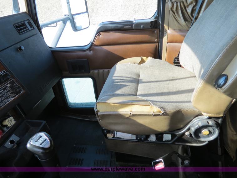 image for item B4599 2000 Kenworth T800 semi truck