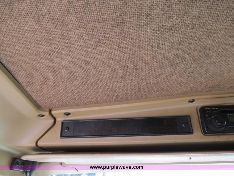 image for item B4599 2000 Kenworth T800 semi truck