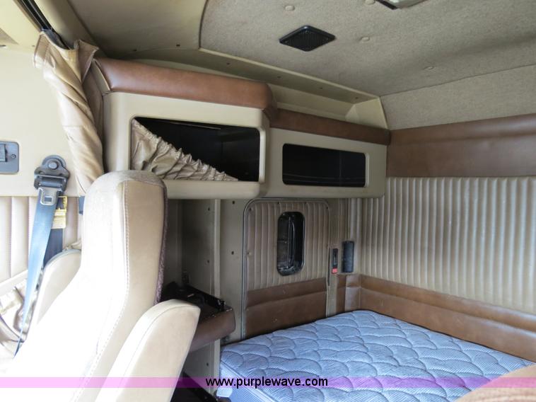 image for item B4599 2000 Kenworth T800 semi truck