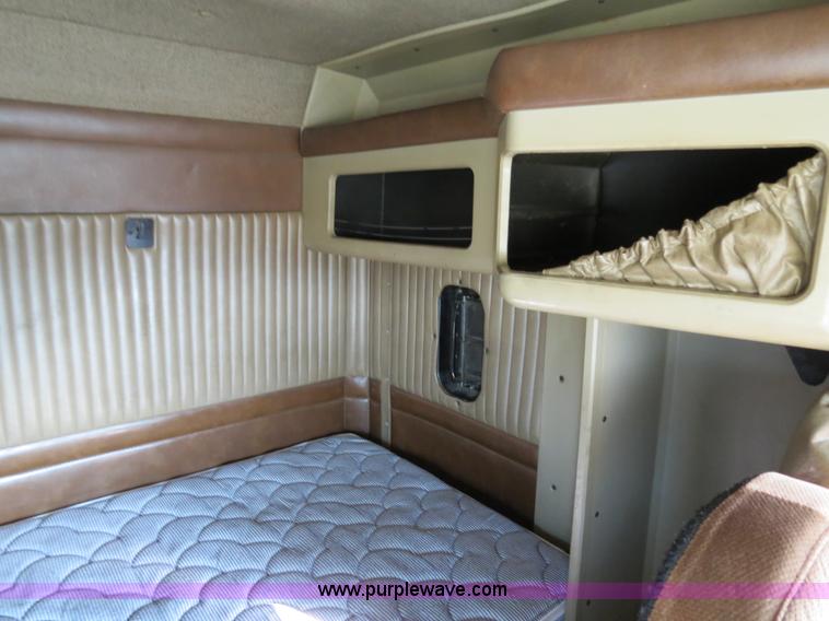 image for item B4599 2000 Kenworth T800 semi truck