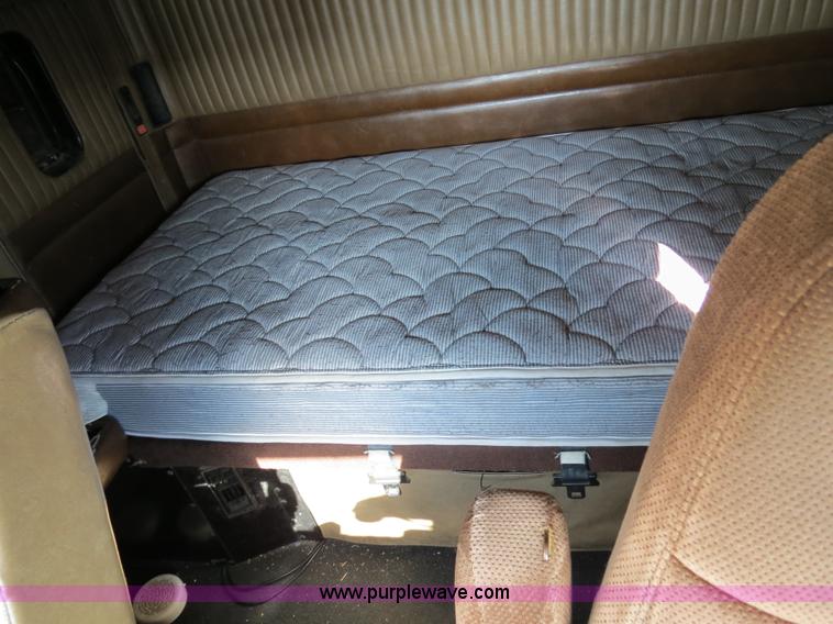 image for item B4599 2000 Kenworth T800 semi truck