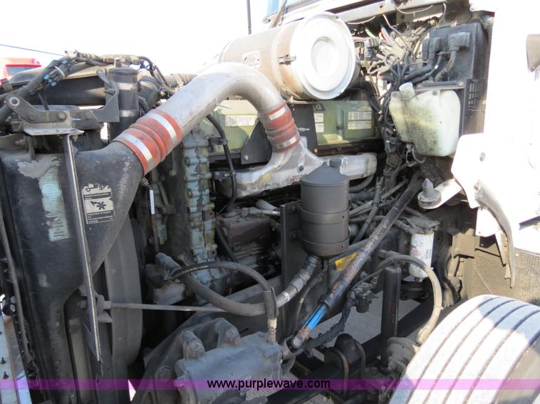 image for item B4599 2000 Kenworth T800 semi truck