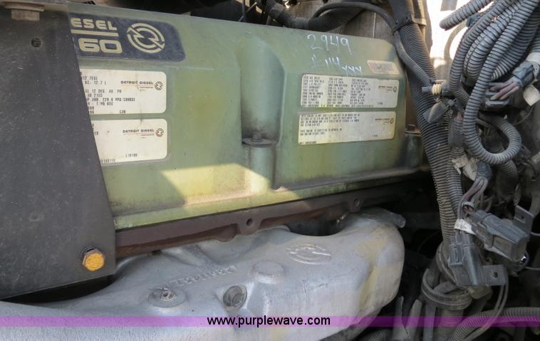 image for item B4599 2000 Kenworth T800 semi truck