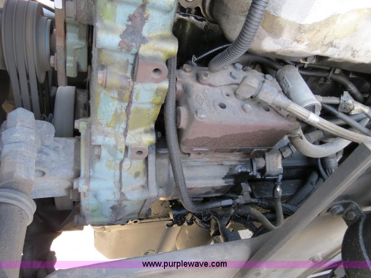 image for item B4599 2000 Kenworth T800 semi truck