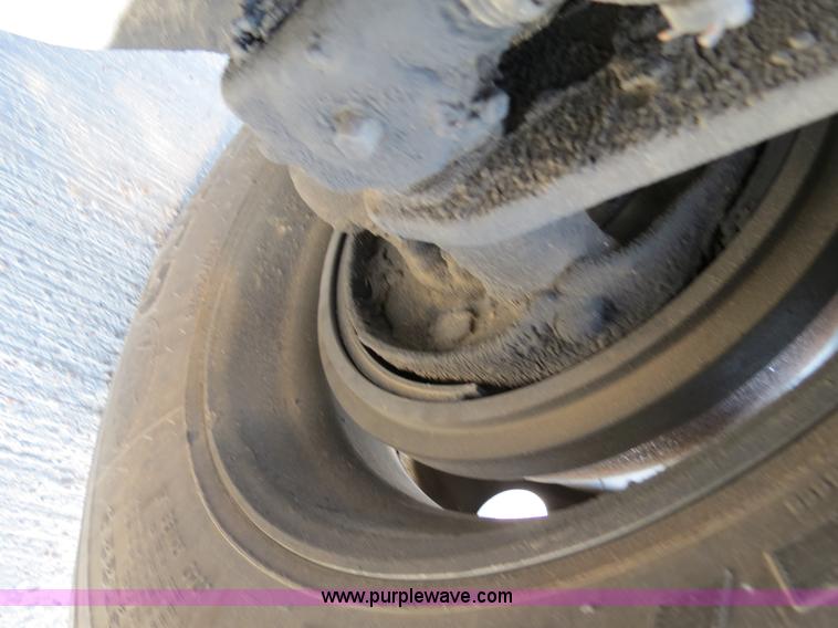 image for item B4599 2000 Kenworth T800 semi truck