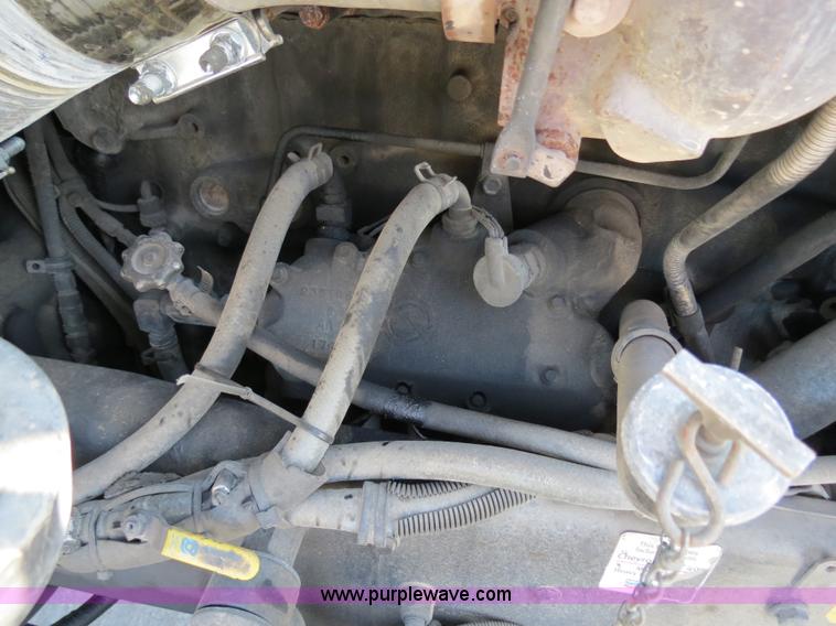 image for item B4599 2000 Kenworth T800 semi truck