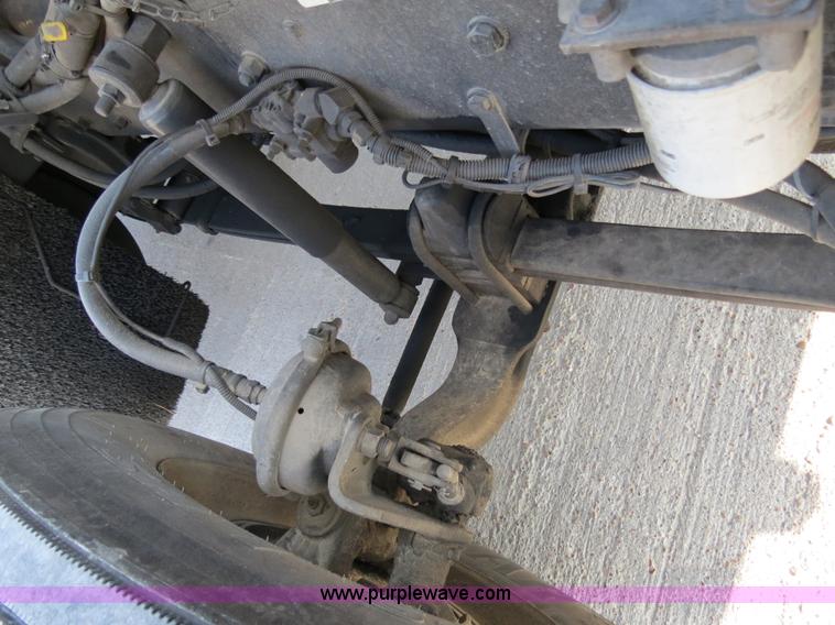 image for item B4599 2000 Kenworth T800 semi truck