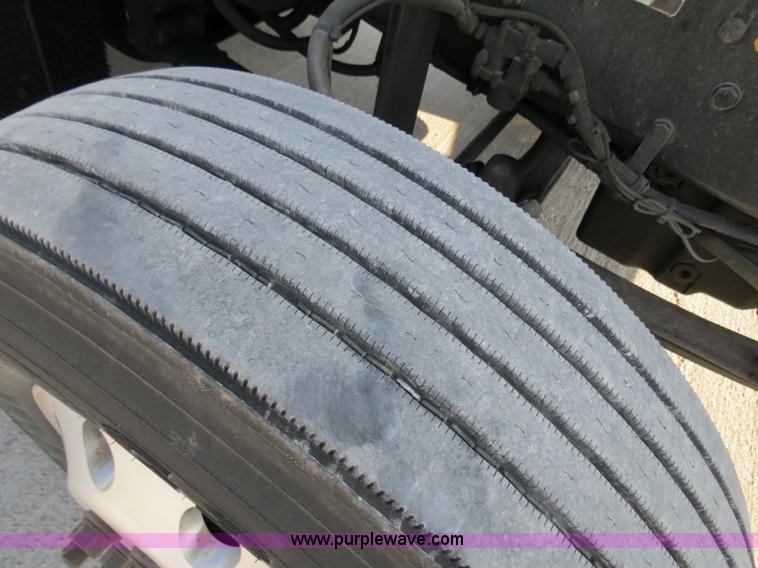 image for item B4599 2000 Kenworth T800 semi truck