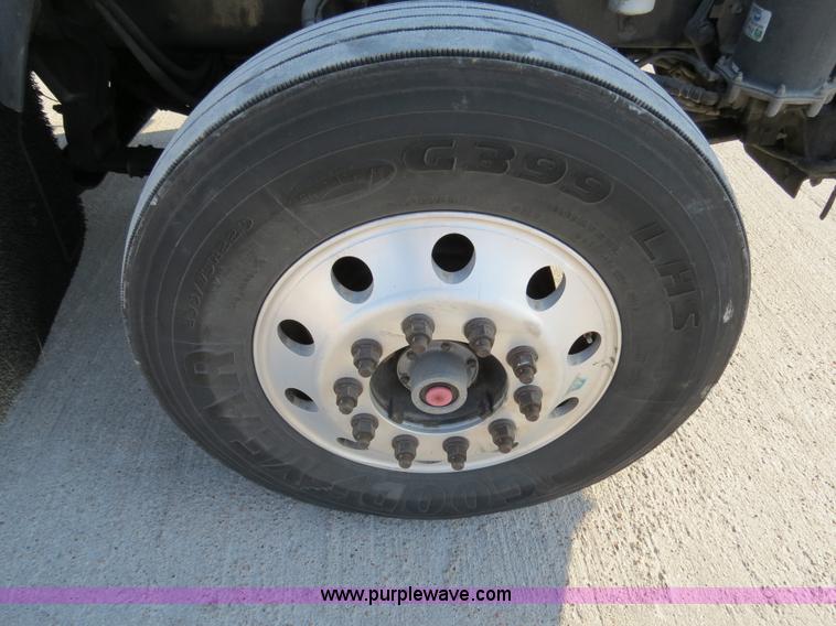 image for item B4599 2000 Kenworth T800 semi truck