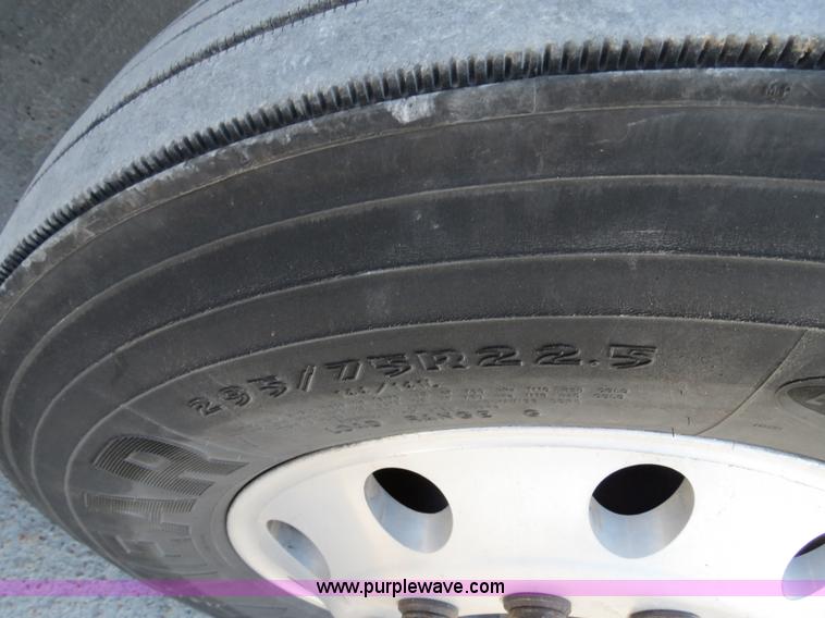 image for item B4599 2000 Kenworth T800 semi truck