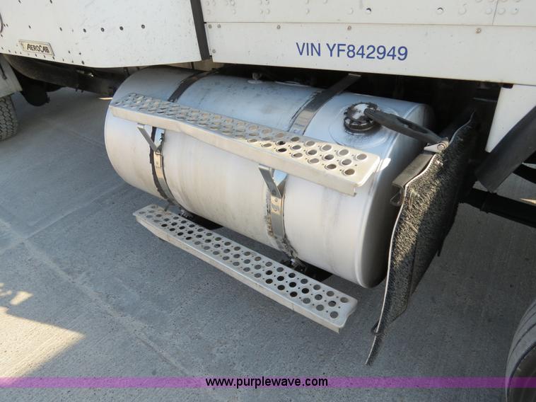 image for item B4599 2000 Kenworth T800 semi truck