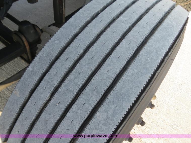 image for item B4599 2000 Kenworth T800 semi truck