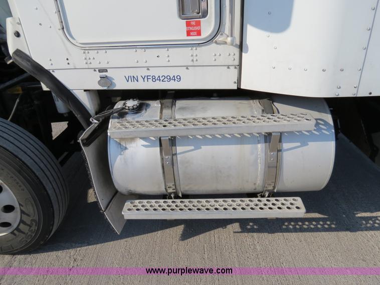 image for item B4599 2000 Kenworth T800 semi truck