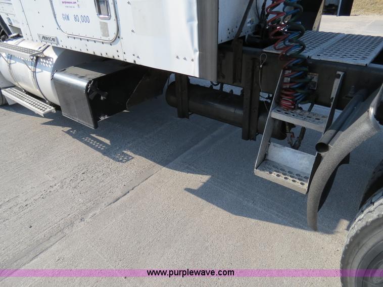 image for item B4599 2000 Kenworth T800 semi truck