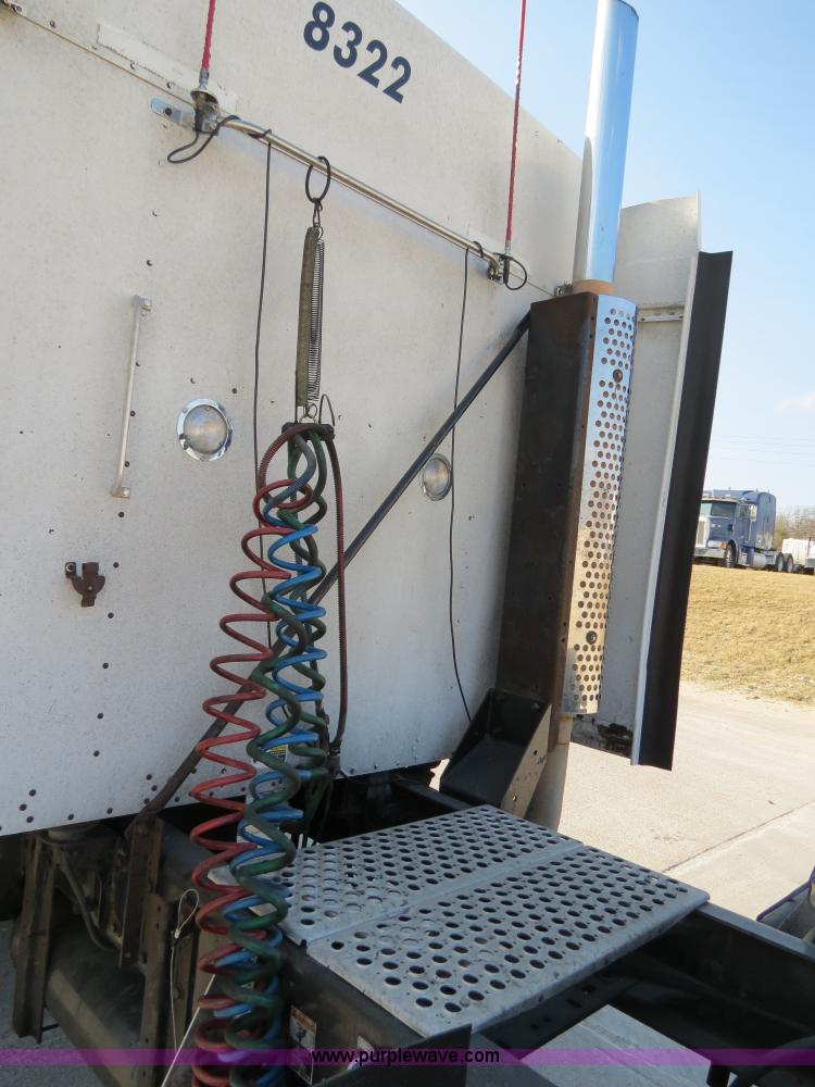 image for item B4599 2000 Kenworth T800 semi truck