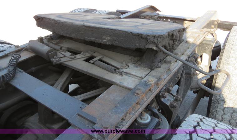 image for item B4599 2000 Kenworth T800 semi truck