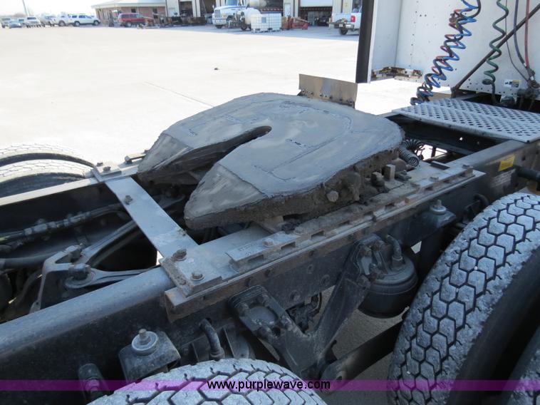 image for item B4599 2000 Kenworth T800 semi truck