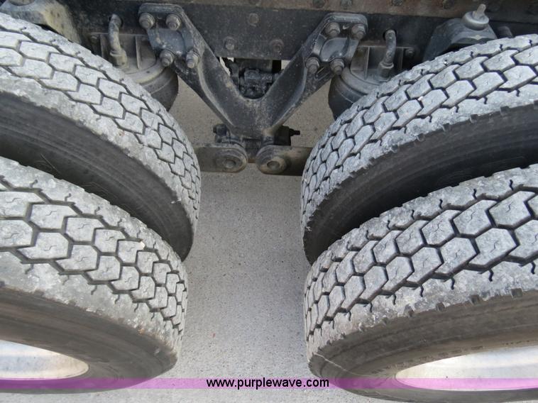 image for item B4599 2000 Kenworth T800 semi truck