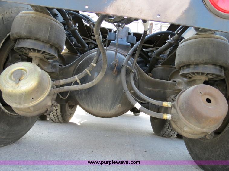 image for item B4599 2000 Kenworth T800 semi truck