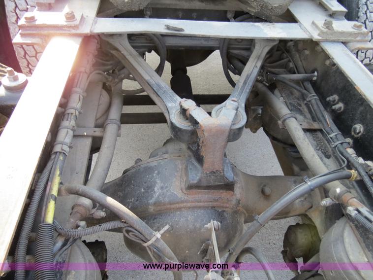 image for item B4599 2000 Kenworth T800 semi truck