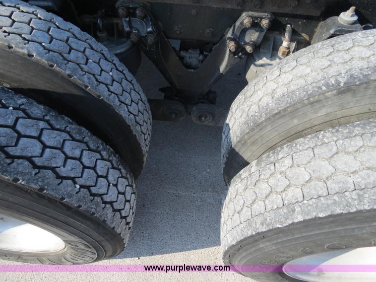 image for item B4599 2000 Kenworth T800 semi truck