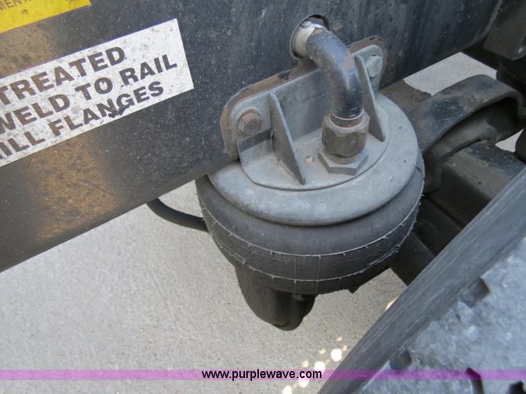 image for item B4599 2000 Kenworth T800 semi truck