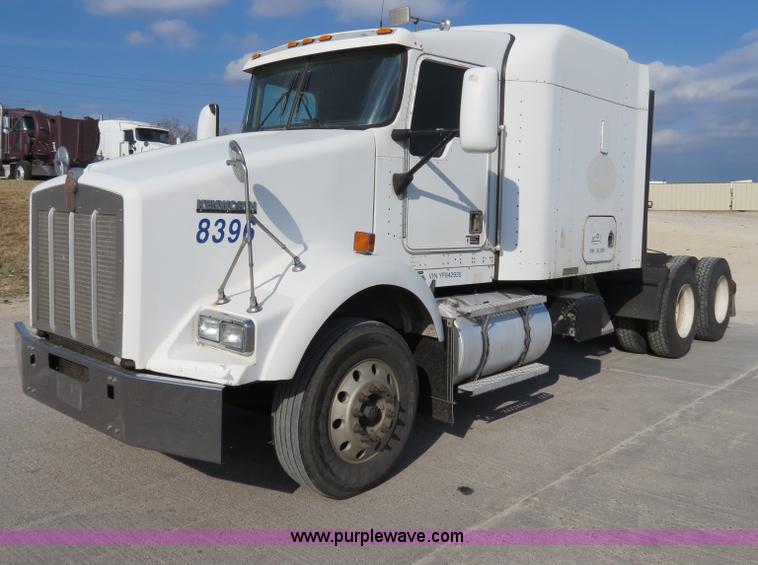 image for item B4600 2000 Kenworth T800 semi truck