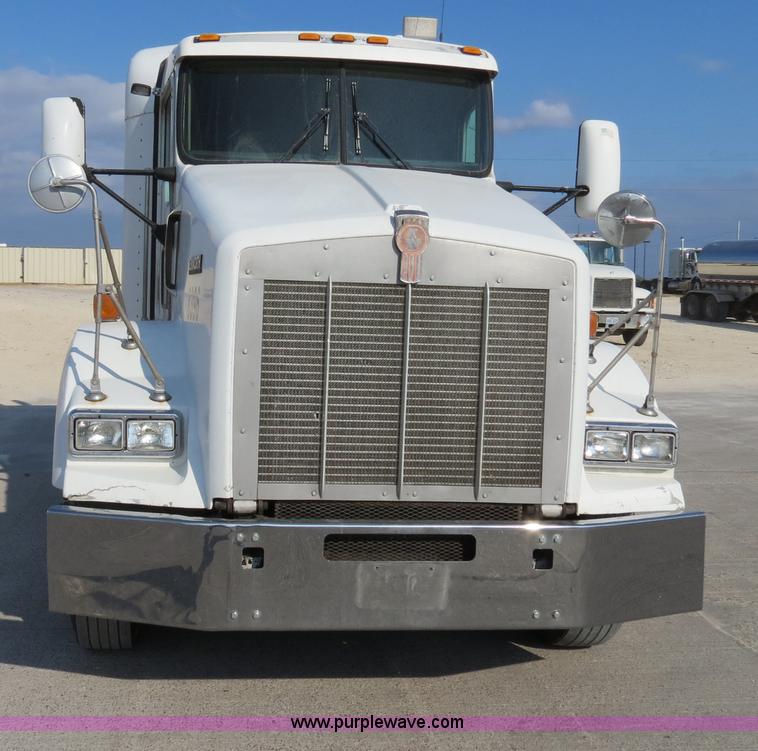 image for item B4600 2000 Kenworth T800 semi truck