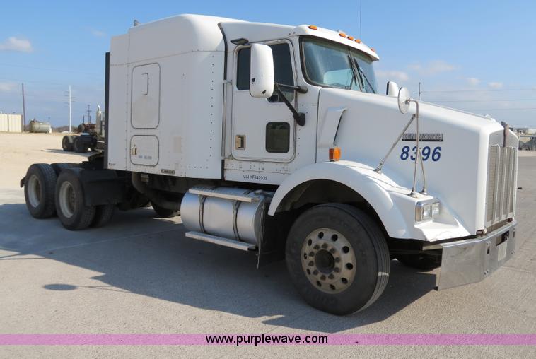 image for item B4600 2000 Kenworth T800 semi truck
