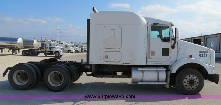 image for item B4600 2000 Kenworth T800 semi truck