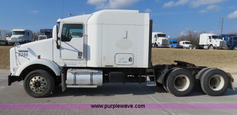 image for item B4600 2000 Kenworth T800 semi truck
