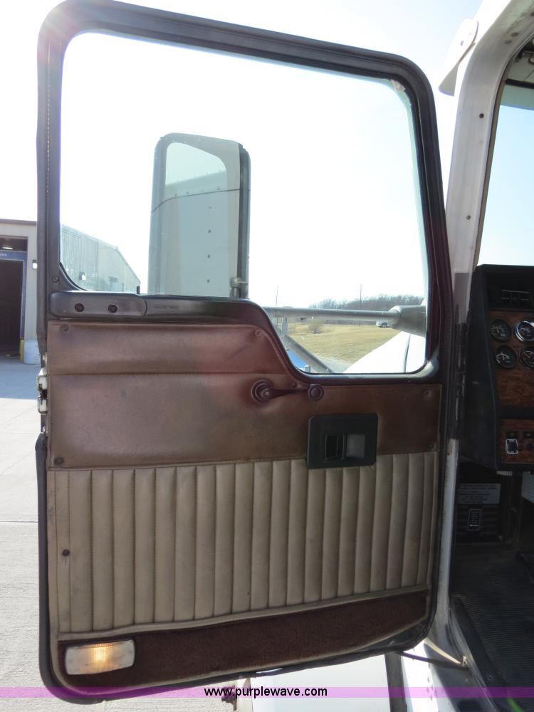 image for item B4600 2000 Kenworth T800 semi truck