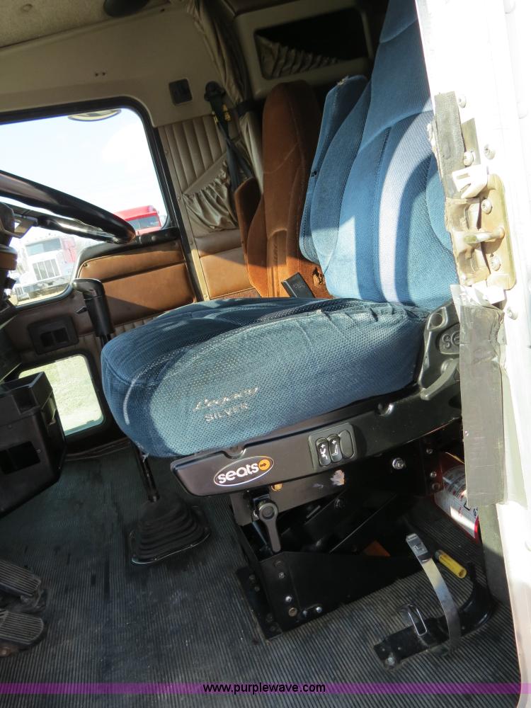 image for item B4600 2000 Kenworth T800 semi truck