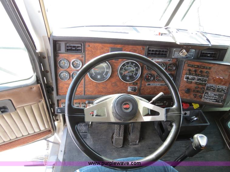 image for item B4600 2000 Kenworth T800 semi truck