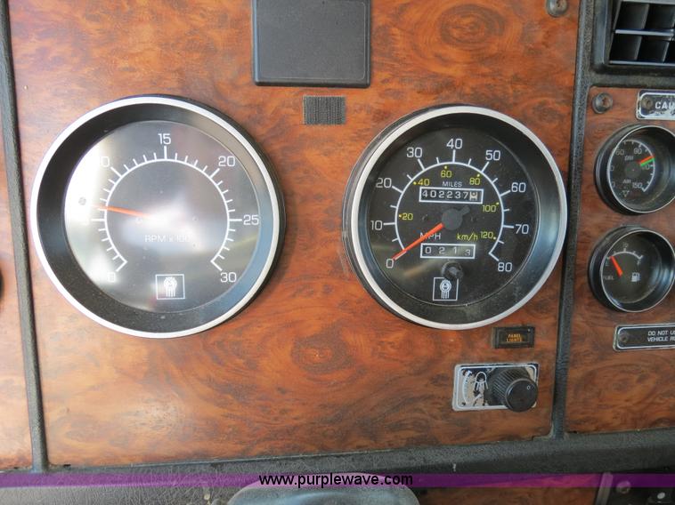 image for item B4600 2000 Kenworth T800 semi truck