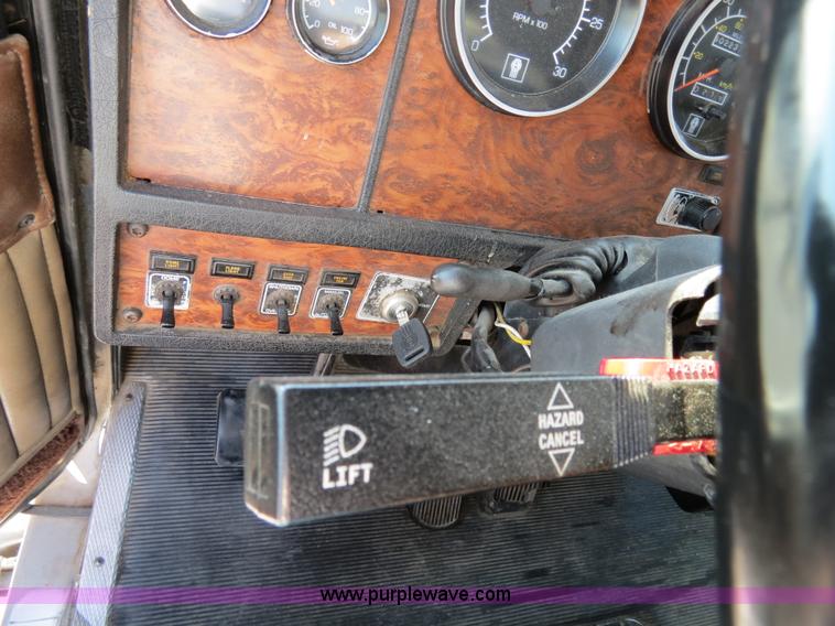 image for item B4600 2000 Kenworth T800 semi truck