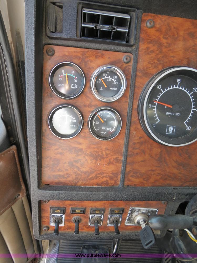 image for item B4600 2000 Kenworth T800 semi truck