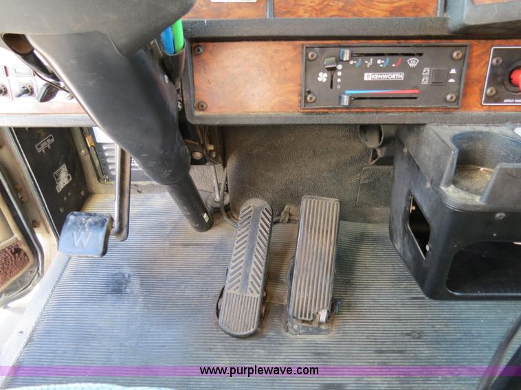 image for item B4600 2000 Kenworth T800 semi truck