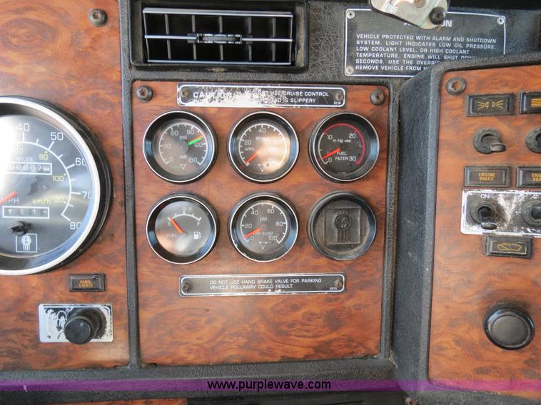 image for item B4600 2000 Kenworth T800 semi truck