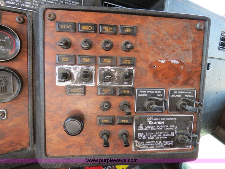 image for item B4600 2000 Kenworth T800 semi truck