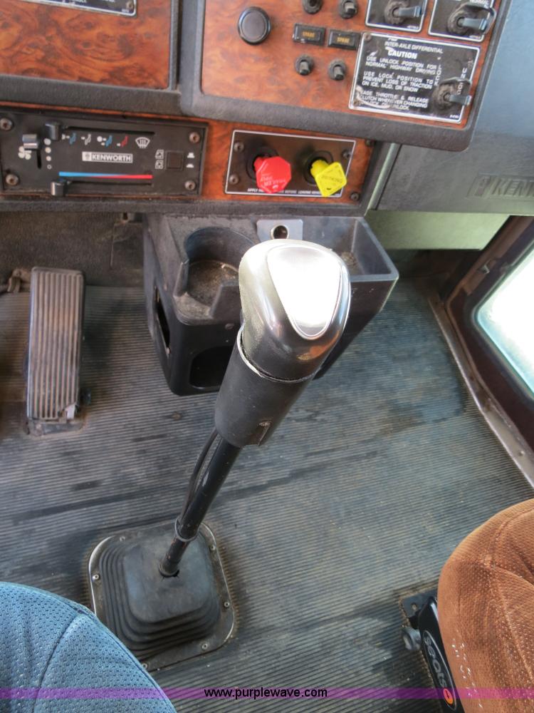 image for item B4600 2000 Kenworth T800 semi truck