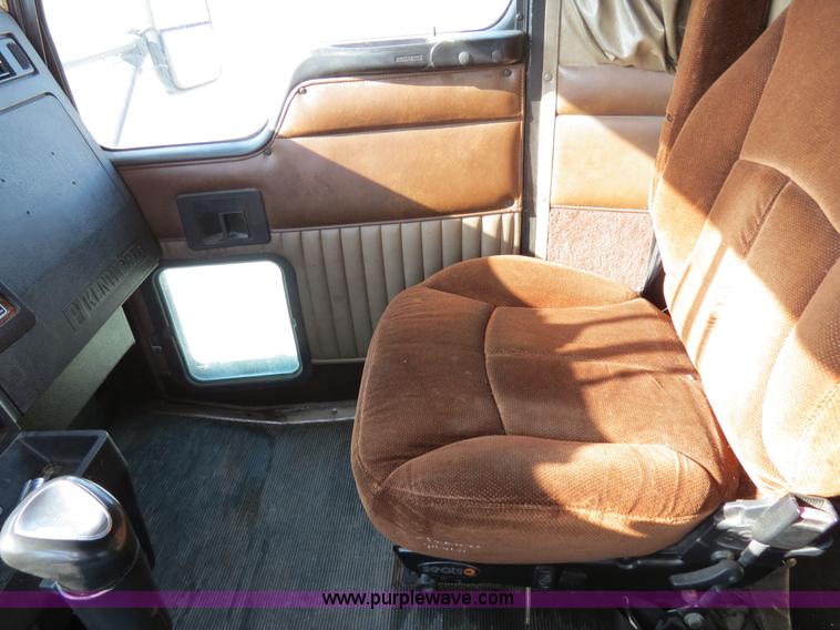 image for item B4600 2000 Kenworth T800 semi truck