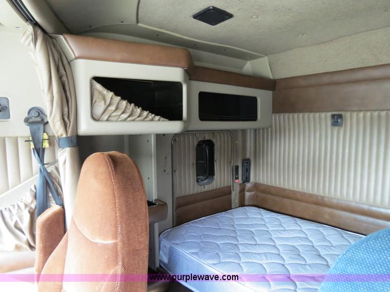 image for item B4600 2000 Kenworth T800 semi truck