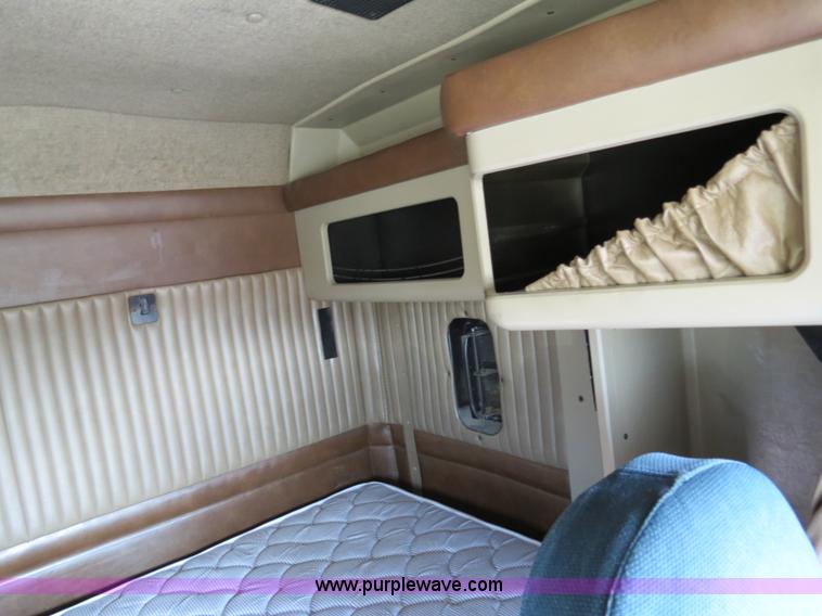 image for item B4600 2000 Kenworth T800 semi truck