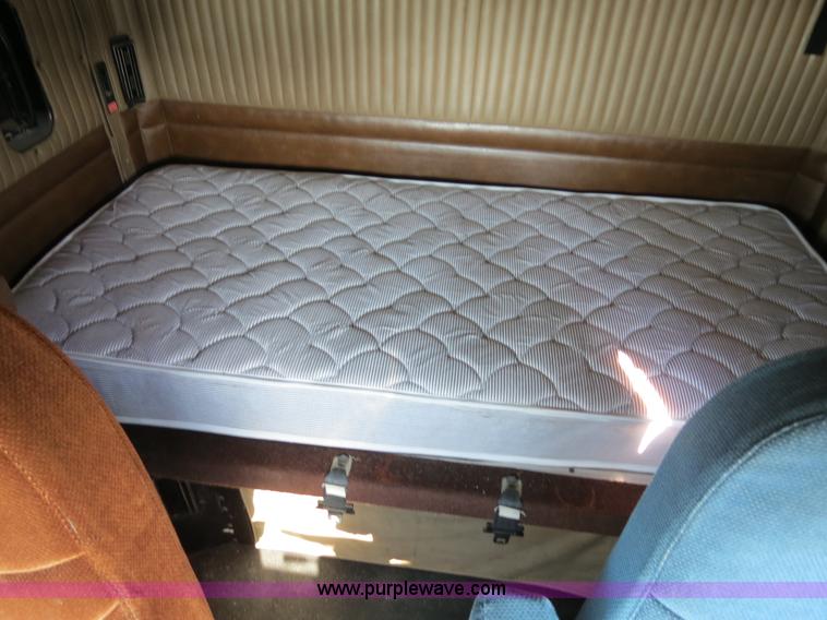 image for item B4600 2000 Kenworth T800 semi truck