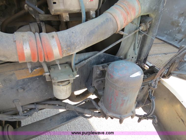 image for item B4600 2000 Kenworth T800 semi truck