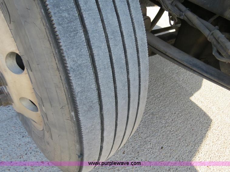 image for item B4600 2000 Kenworth T800 semi truck