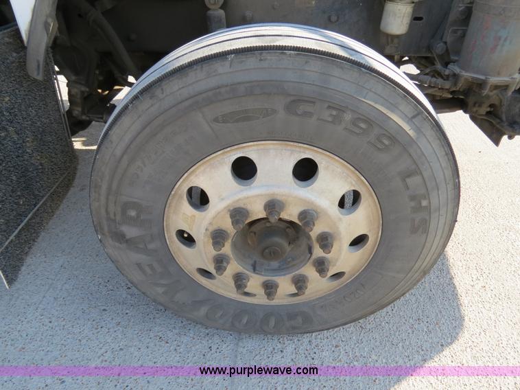 image for item B4600 2000 Kenworth T800 semi truck