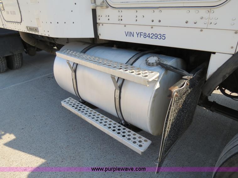 image for item B4600 2000 Kenworth T800 semi truck