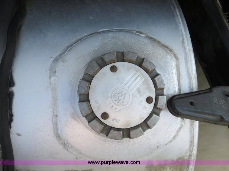 image for item B4600 2000 Kenworth T800 semi truck